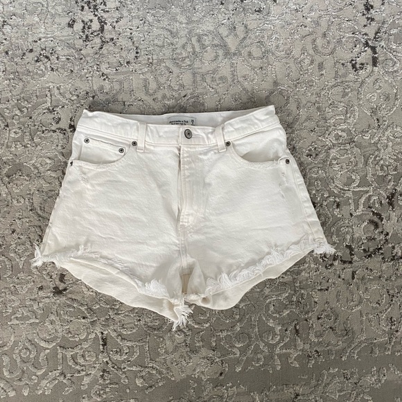 Abercrombie & Fitch Pants - Abercrombie & Fitch white high rise shorts size 28